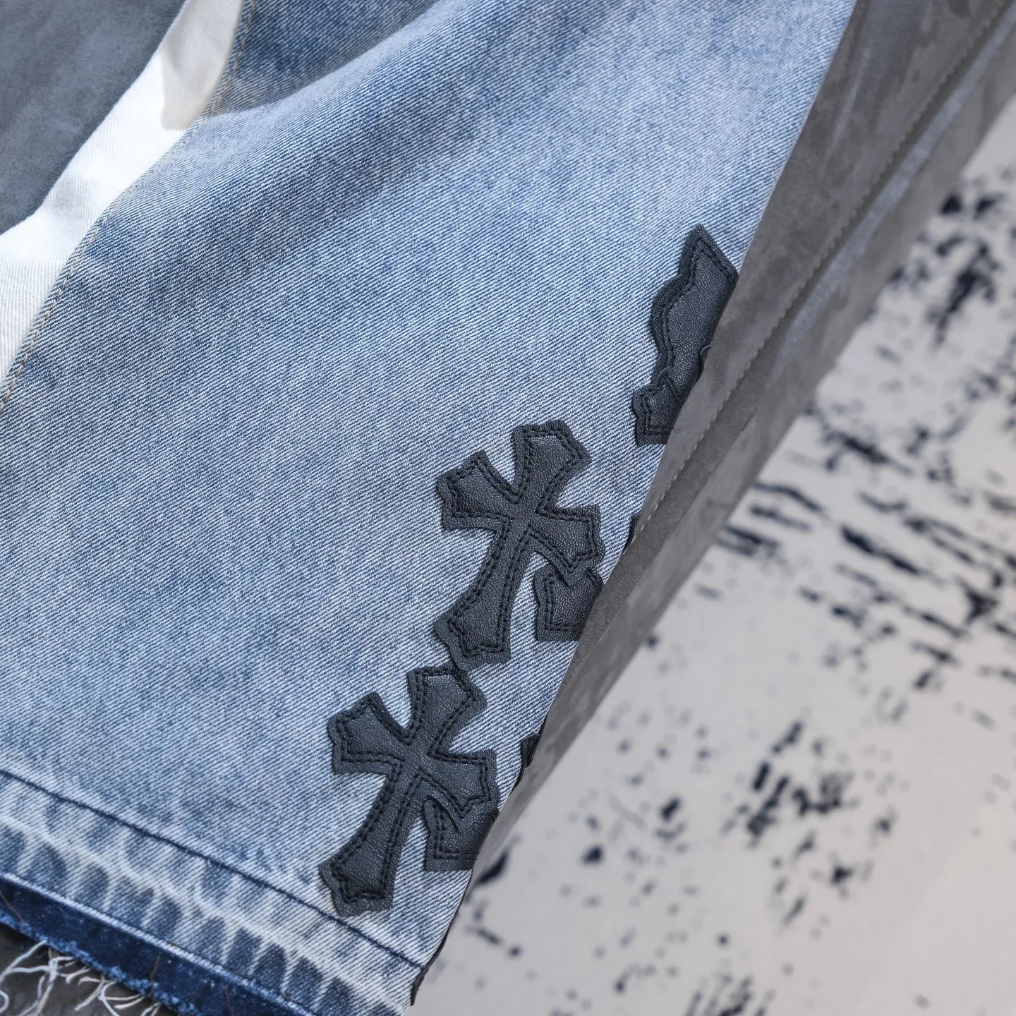 P290 Chrome Hearts Gallery co-branded limited-edition cross-flared flared jeans are a hot item this season and are sought after by countless celebrities and fashionistas. The neat details of the cutting process add color to the playful fashion! The neat and meticulous design, and the well-fitting structure is unique. The upper body not only has outstanding recognition, but also looks younger and younger. A style with the ultimate wearing meaning and performance, gorgeous color matching, and the craftsmanship of this style is also extremely extraordinary. After the finished product is washed, it is disassembled and hand-made with sheepskin cross leather and then spliced ​​together to complete. The whole piece has too many craftsmanship to describe. It is decorated with patchwork cross flowers and high-waisted washed jeans! ! Absolutely high-end luxury product, a god-level single product, a super popular product, made with top heavy industry, a magic weapon that cannot be missed to hit the streets. Size: 28 30 32 34 36 Color: blue